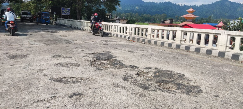झापाको कनकाई पुलमा ‘एम्बुस’ जस्ता खाल्डाखुल्डी, बढ्यो दुर्घटनाको जोखिम