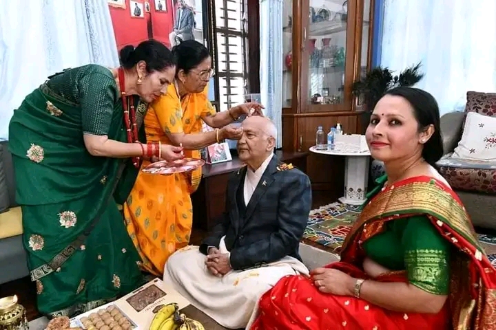 बहिनीहरुको हातबाट ओलीले लगाए भाइटीका
