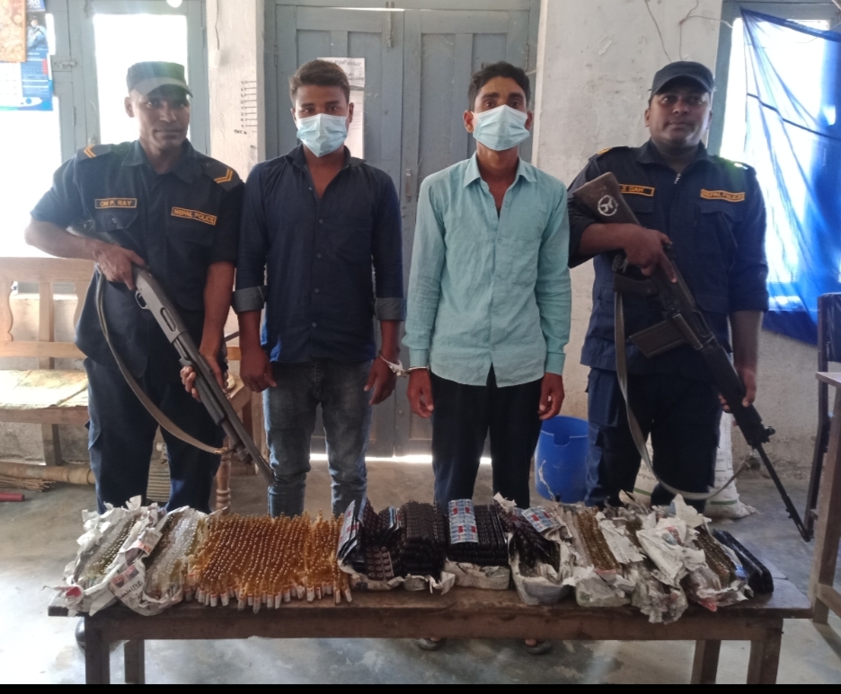 रात्रि बसबाट लागु औषधसहित दुई जना पक्राउ