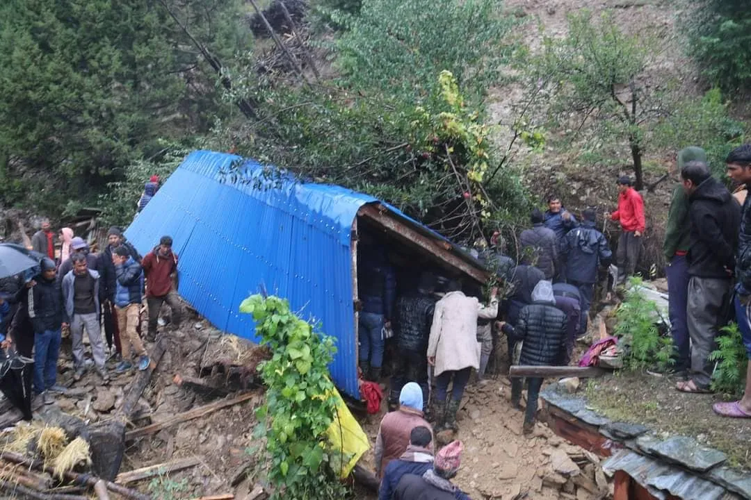 पहिरोमा पुरिएर सात जनाको मृत्यु, दुई बेपत्ता