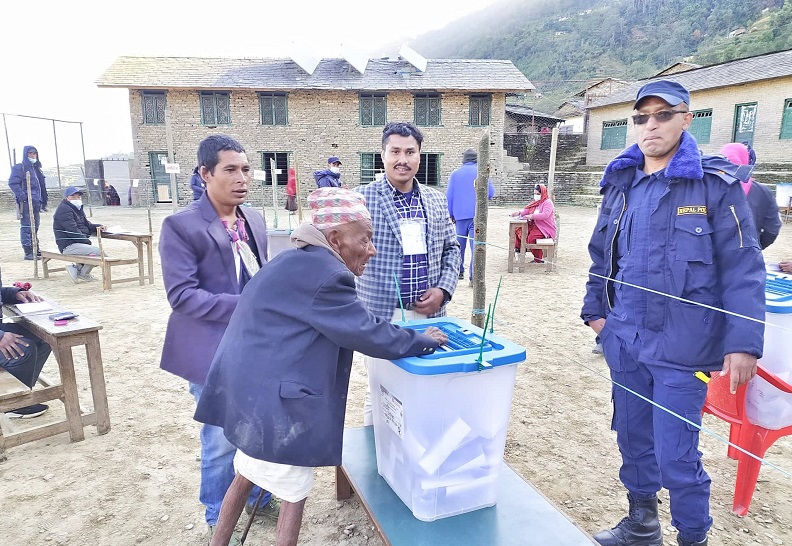 म्याग्दीमा १ सय ७ वर्षीय वृद्धद्वारा मतदान