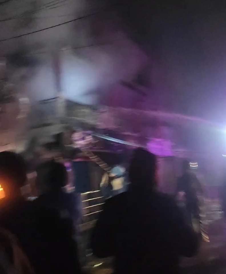 दमकको नमुना बजारमा बिहानदेखि आगलागी