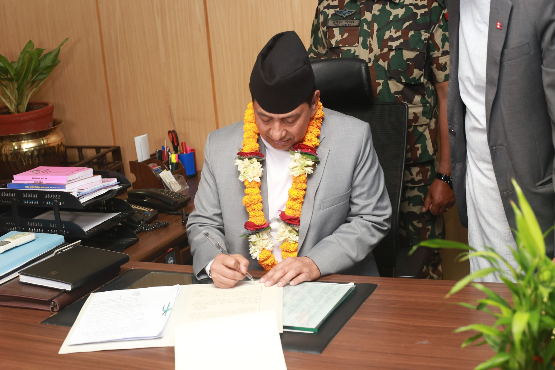 मन्त्री र सचिवले सुराकीको नाममा गर्ने खर्च खारेज गर्ने गृहमन्त्री श्रेष्ठको निर्णय