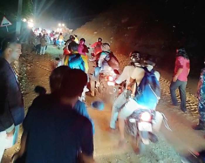 बन्द भएको ९ घण्टा पछि मुग्लिन-नारायणगढ सडक खुल्यो, गाडी चापमा चल्दै